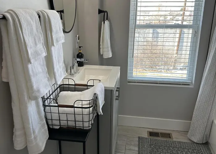 2Br Stylish Home In Milo-Grogan, Near Osu & Short North